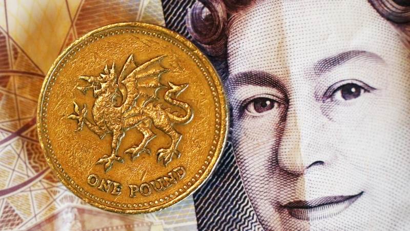 Pound slips on fresh Brexit concerns