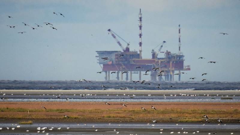 US oil rig count down by 4 to 873 - Baker Hughes