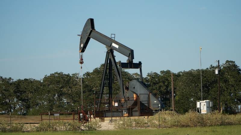 Oil prices extend losses, WTI hits seven-month low