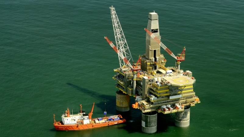 Oil trades in the red, lowest since April
