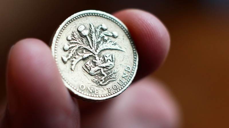 Pound remains in red after solid macroeconomic data