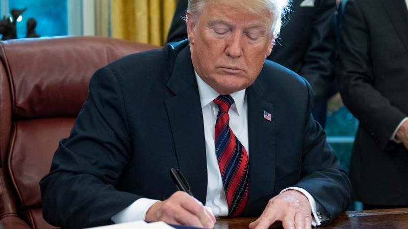 Trump signs executive immigration order on asylum