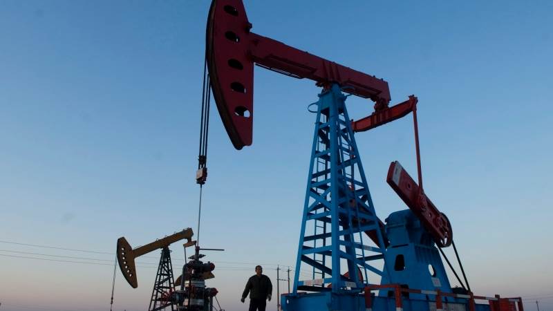 US oil rig count up 12 by to 886 - Baker Hughes
