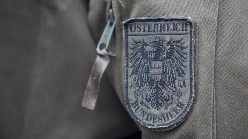 Austrian spy suspect confesses - report