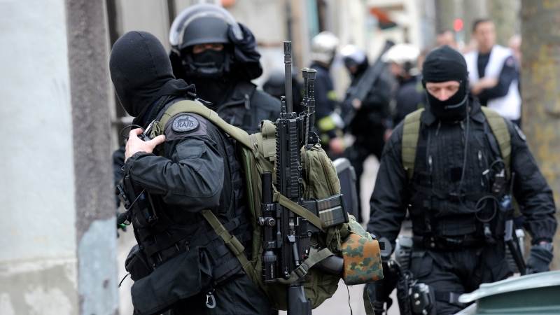 Woman surrenders in France after bomb threat