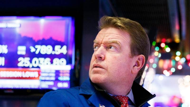 Dow set to drop 500 pts as market selloff continues