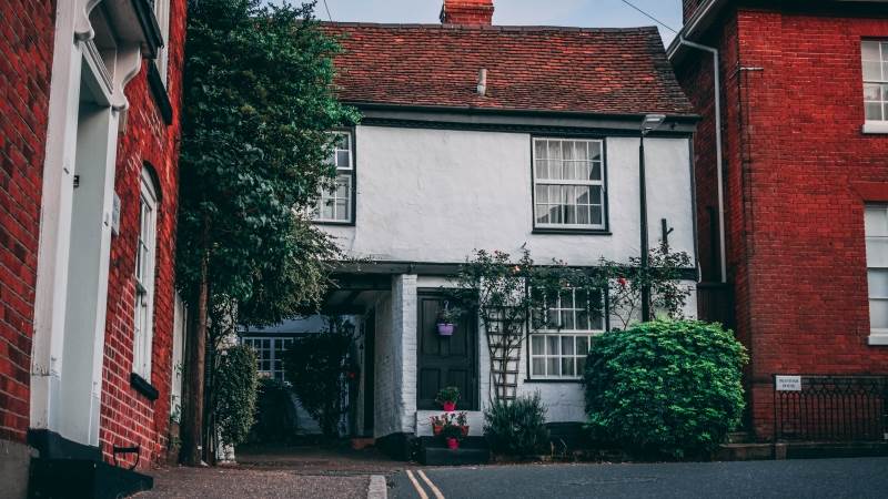 UK house price growth drops to 0.3% in November