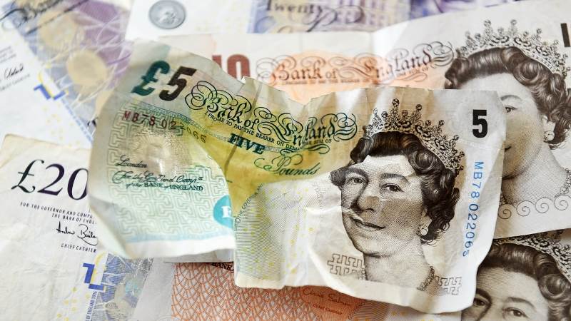 Sterling falls amid lingering Brexit worries