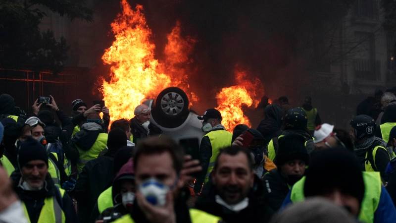 French PM calls for dialogue after Yellow Vests protests