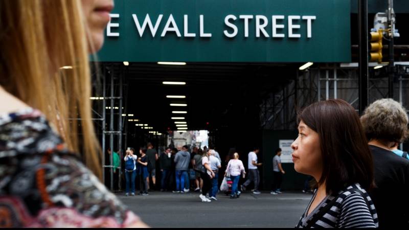 US stocks drop in premarket as govt shutdown continues