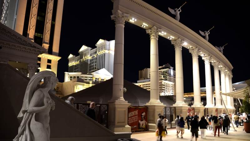 Icahn builds stake in Caesars casino - report