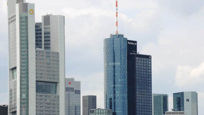 Germany mulls merger of two biggest banks – report
