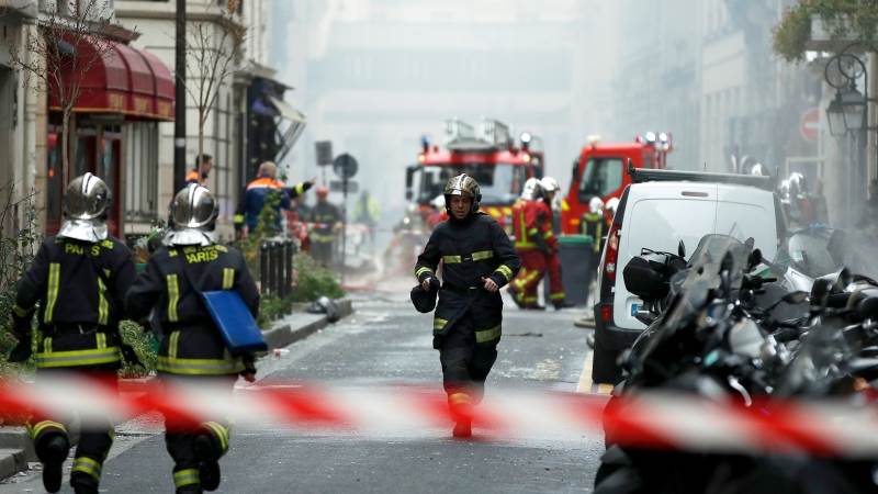 Explosion rocks central Paris