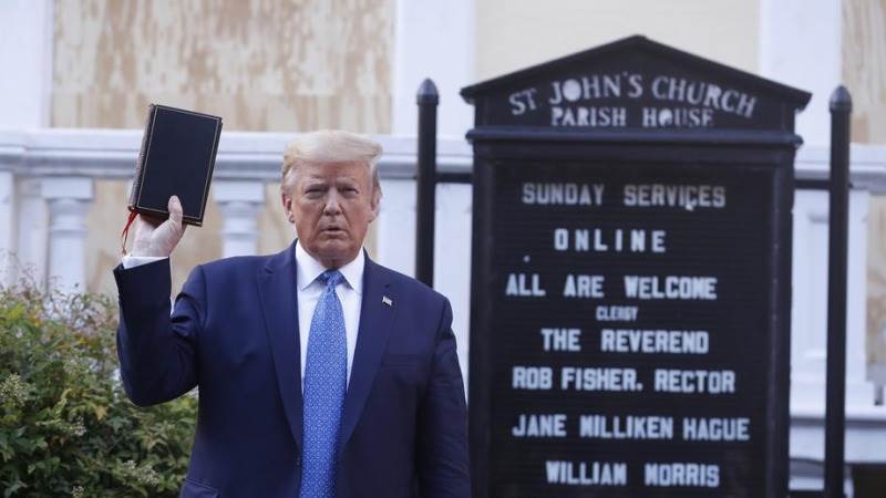 Trump holds up Bible in front of St John's Church - TeleTrader.com