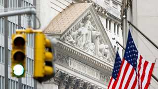 US stocks turn to gains as traders brace for earnings