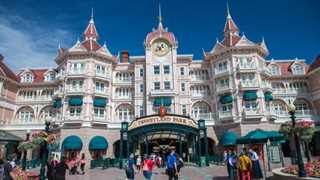 Disney orders mandatory vaccination for staff