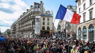 Three police officers injured in Paris protests – report