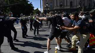 Police clashes with anti-lockdown protesters in Australia