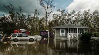 Half million people without power in LA, MS amid flood warning