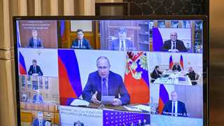 “Several dozen” of Putin’s team members get COVID