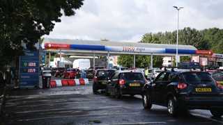 UK to mobilize troops as fuel shortage continues – report