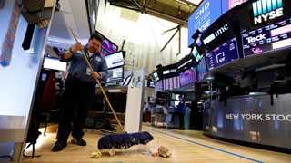 US shares plunge at close amid debt ceiling crisis