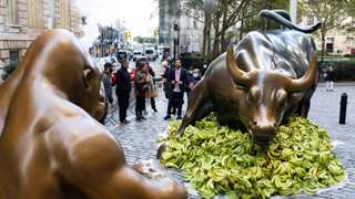 US closes mostly higher amid earnings season