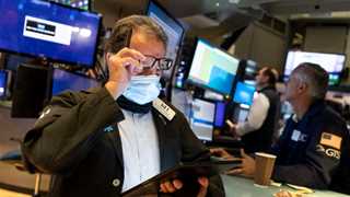 US closes mostly lower as earnings season continues