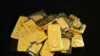 Gold rises 1% with new strain in focus