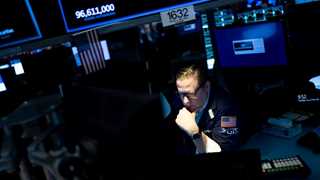 US closes lower, Dow plummets 460 pts