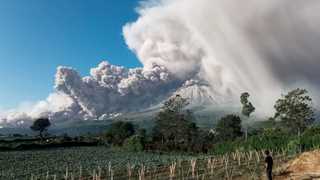 Indonesian volcano erupts, ash cloud rises 15 km – report