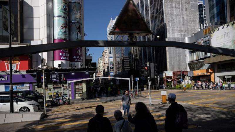 More than 300 trapped as fire breaks at HK WTC