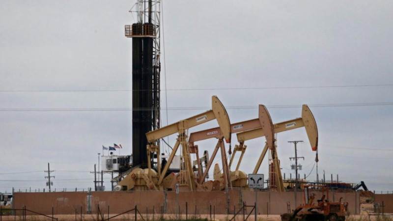 Oil up 1% after US inventories drop