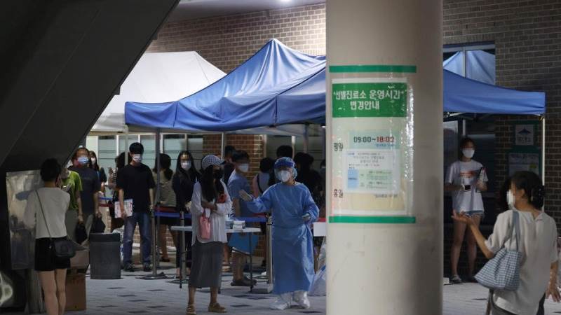 Seoul to extend virus measures, offer 4th jab dose