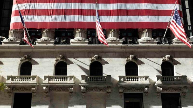 US closes higher, Dow up by 260 points