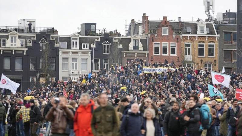 Dutch protesters against COVID measures clash with police