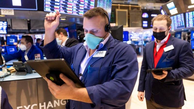 Dow closes at new record, Nasdaq sinks 200 points