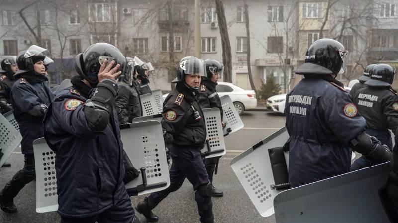 Kazakh police threatens to kill armed protesters