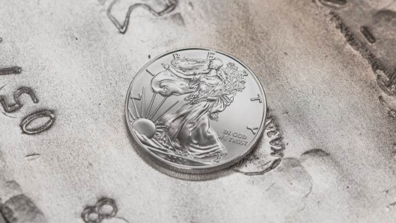 Silver jumps 1% amid Wall Street selloff