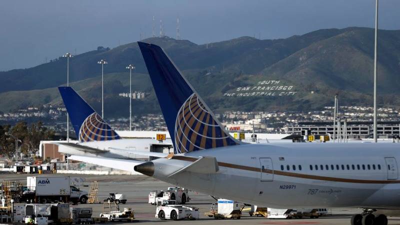 United Airlines revenue at $8.2B in Q4