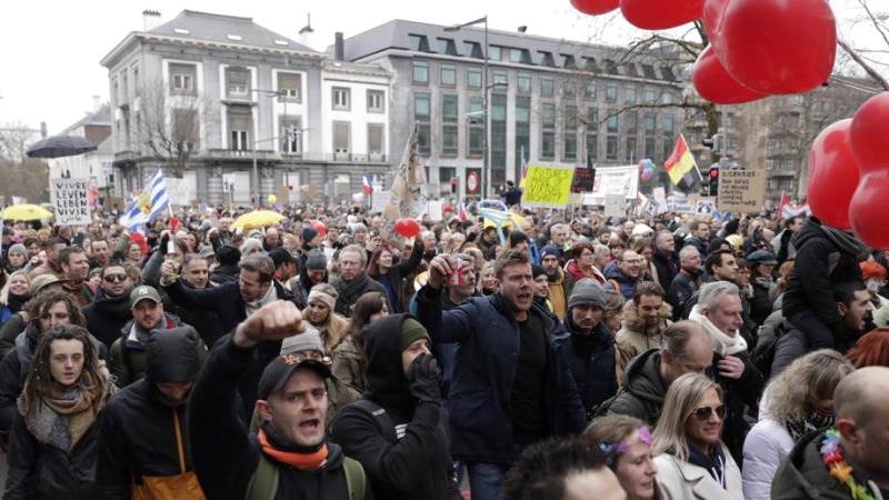 ‘Tens of thousands’ protest against measures in Brussels – report