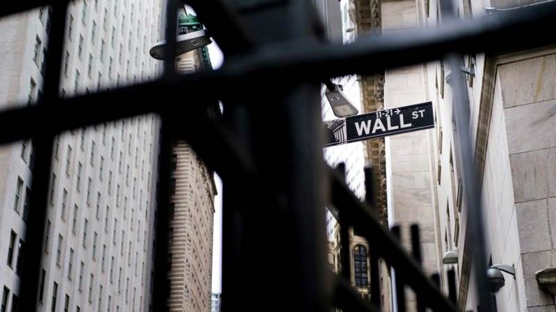 Dow crashes over 1,000 pts on Fed, Ukraine news