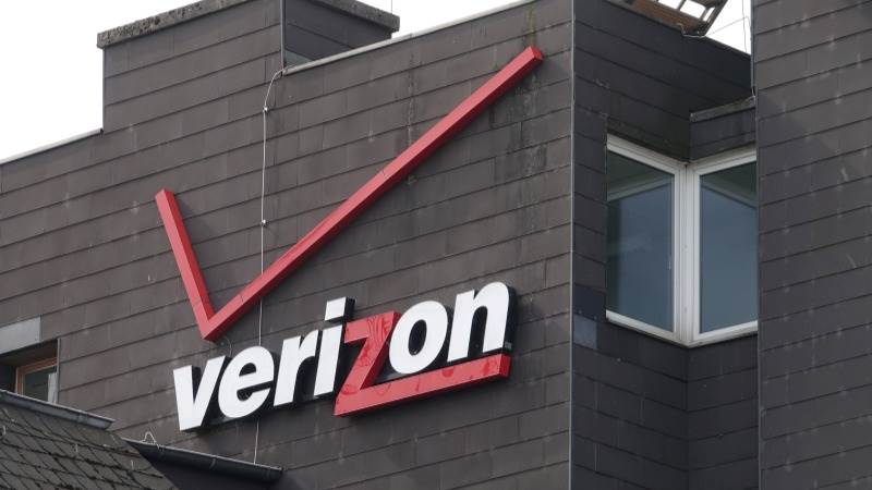 Verizon: Revenue declines 1.8% YoY to $34.1B in Q4