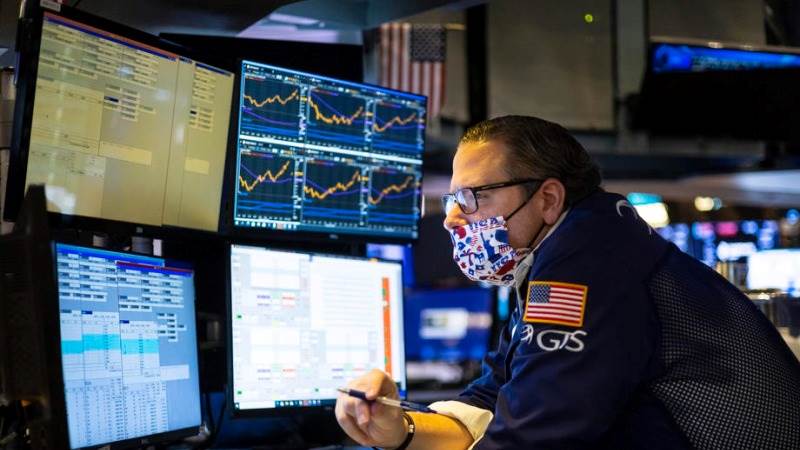 US stocks pare losses, Dow turns to slight gains