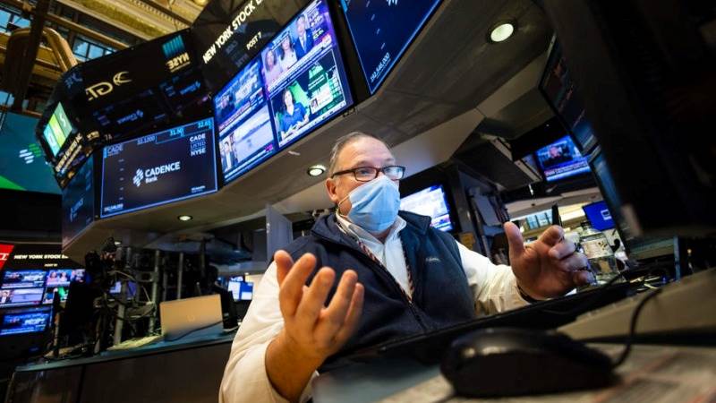 US ends lower after volatile session