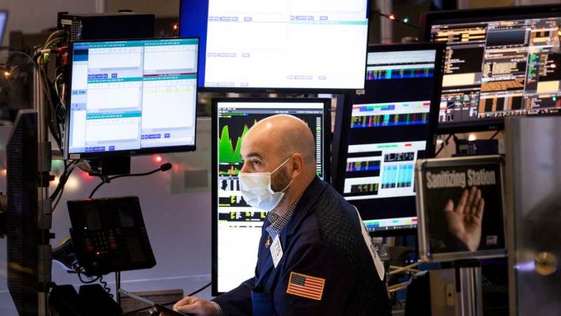 Dow closes 550 pts higher with earnings in spotlight