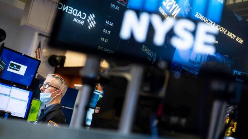 US closes higher amid earnings, Dow up 220 pts