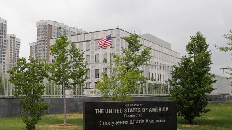 US orders diplomatic personnel to leave Ukraine