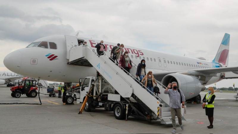 Fears of war prompt flight cancelations in Ukraine