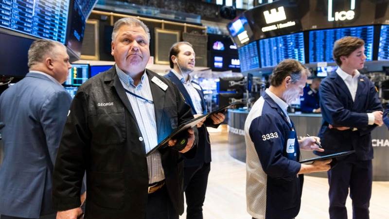 US closes slightly lower amid data, earnings